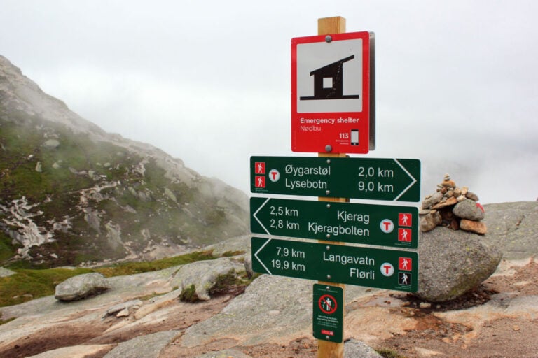 Signpost on the Kjerag mountain trail to the Kjeragbolten boulder. Photo: aquatarkus / Shutterstock.com.