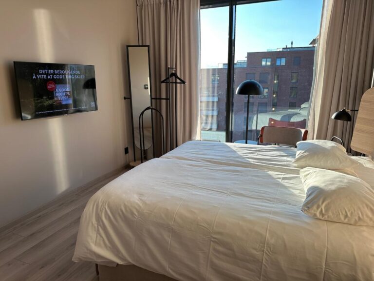 TV and double bed in the Scandic Helsfyr hotel.