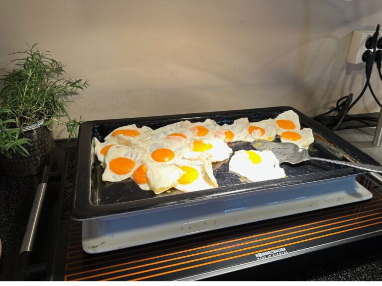 Fried eggs at Radisson Blu Tromsø breakfast buffet.