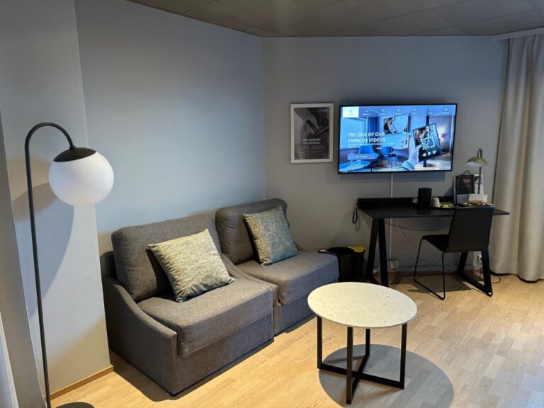 Lounge area in the guest room at Scandic Drammen.
