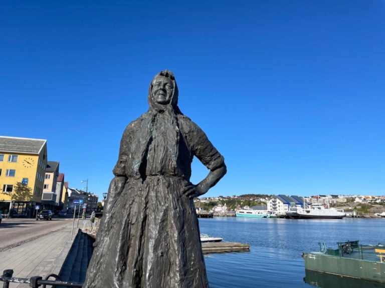 The sculpture Klippfiskkjerringa on the Kristiansund waterfront.