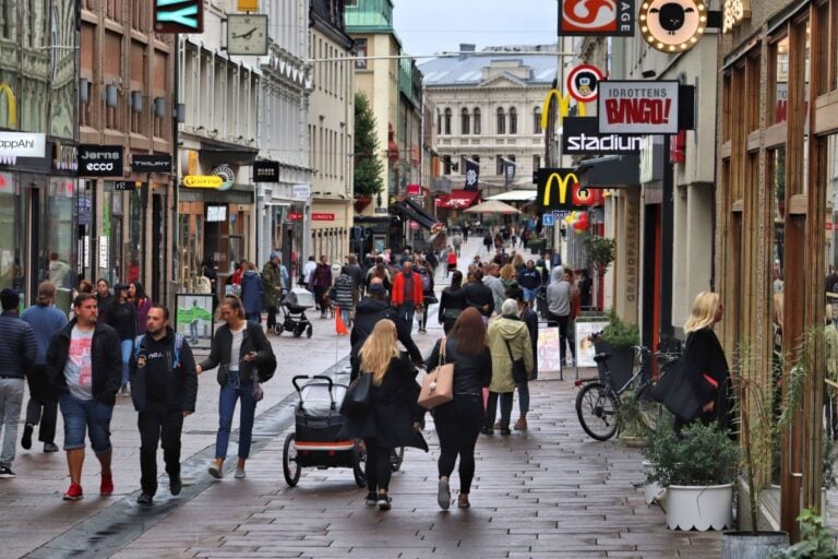 Busy street Kungsgatan in Gothenburg, Sweden. Photo: Tupungato / Shutterstock.com.