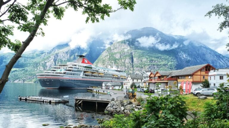 Cruise ship in Eidfjord. Photo: Dignity100 / Shutterstock.com.