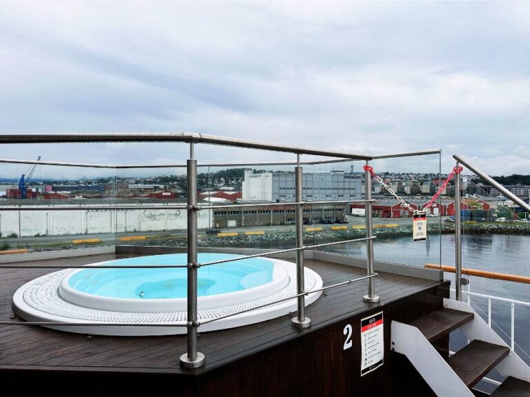 Outdoor hot tub on Hurtigruten Nordlys.