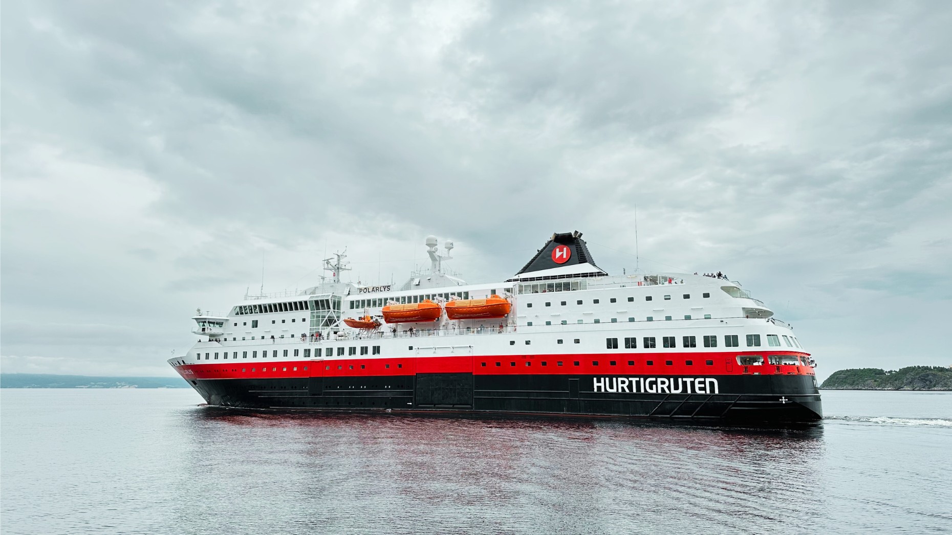 Hurtigruten Polarlys leaving Trondheim.