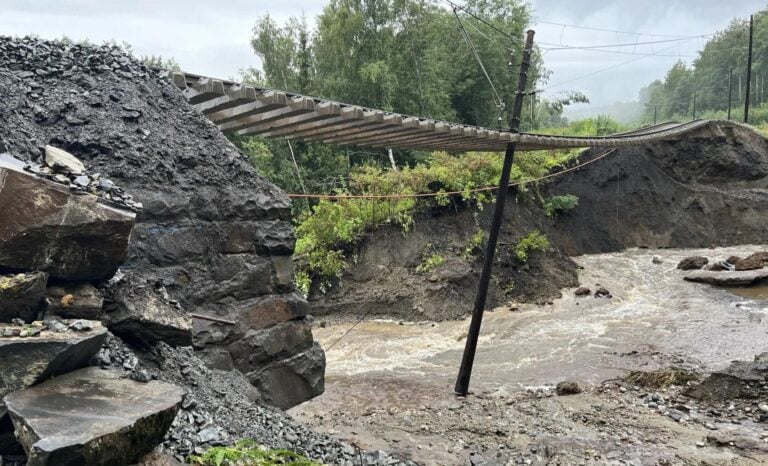 On Tuesday morning, the railway track between between Roa and Hønefoss was left hanging after severe rainfall washed away the land underneath. Photo: Per Edvin Fjeldbu, Bane NOR.