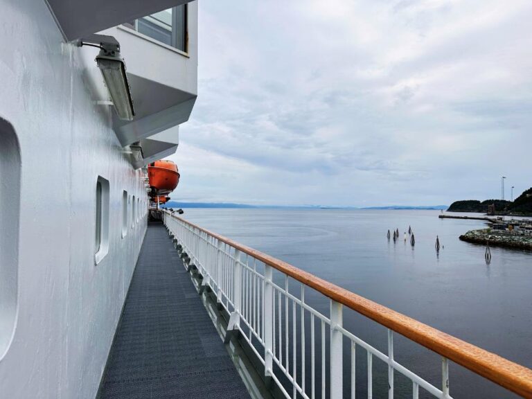 Promenade deck 5 on Hurtigruten Nordlys.