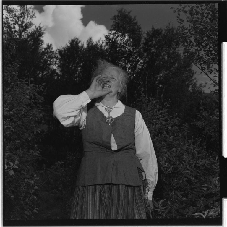 Norwegian shepherds were traditionally women, and therefore, the vast majority of kulning singers were (and continue to be) women. Photo: Arne F. Køpke, Billedbladet NÅ/Arkivverket.
