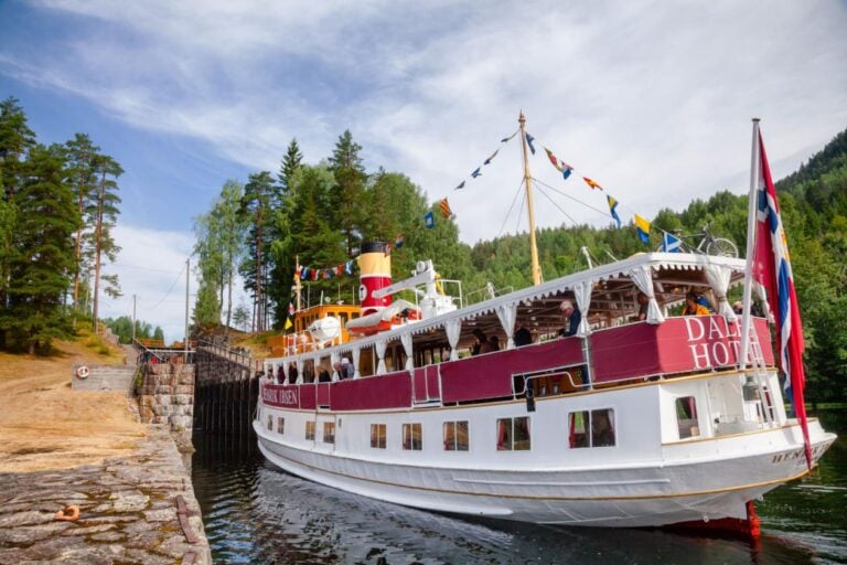 Canal boat at the Eidsfoss lock on the Telemark Canal. Photo: Dmitry Naumov / Shutterstock.com.