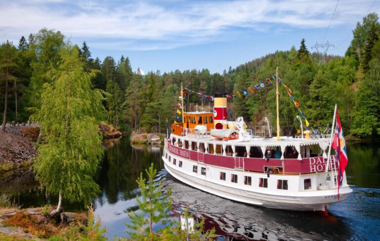 Historic canal boat 'Henrik Ibsen' on the Telemark Canal. Photo: Dmitry Naumov / Shutterstock.com.