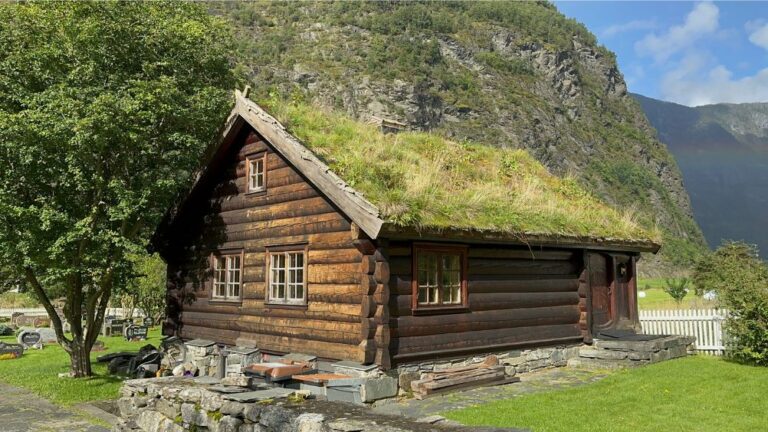 Adjacent building to Flåm church.