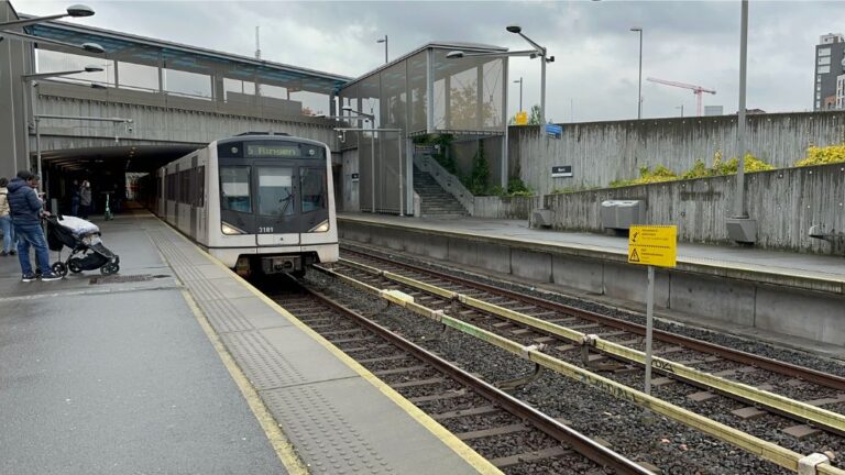 T-Bane train arriving at Økern station.