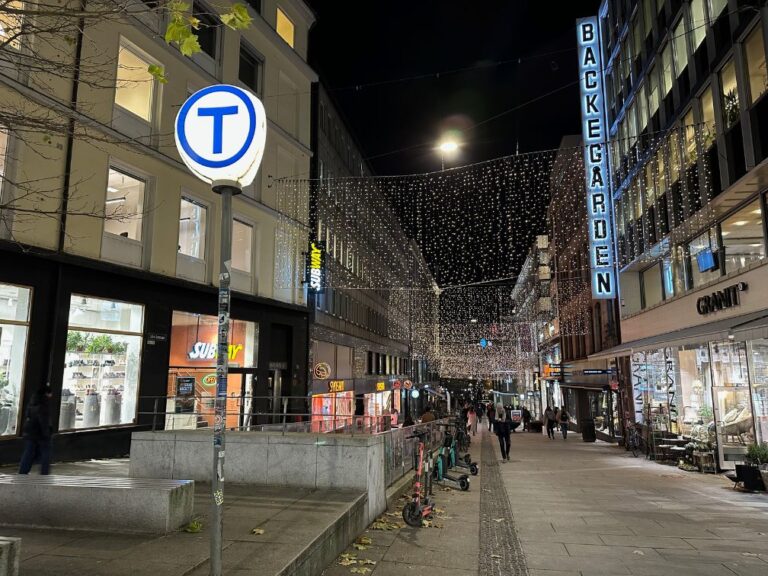 One of several entrances to Stortinget T-Bane station.