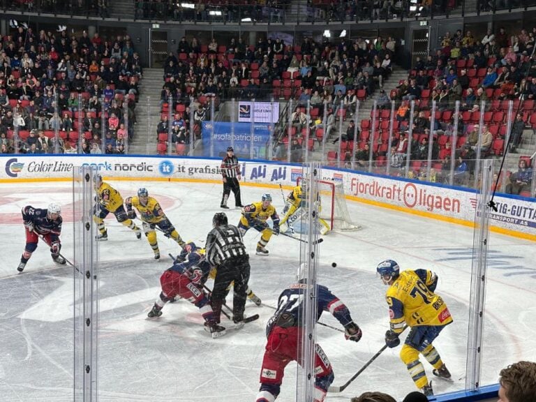 Action from a Norwegian ice hockey match.