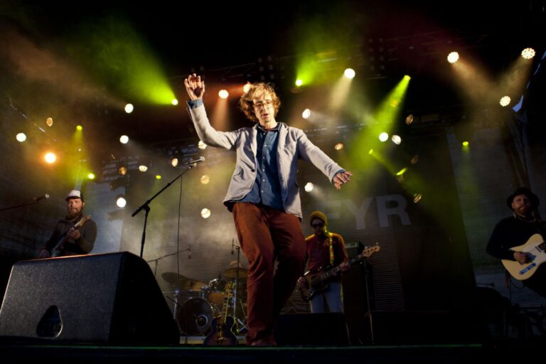 Erlend Øye performing with Icelandic band Hjalmarat at Norway's Traena festival. Photo: Melanie Lemahieu / Shutterstock.com.