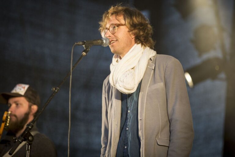 Erlend Øye performing live in 2014. Photo: Melanie Lemahieu / Shutterstock.com.