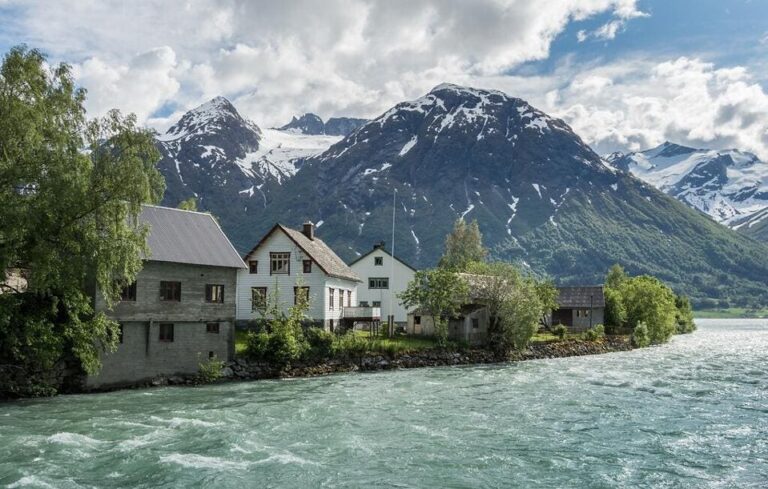 The picturesque village of Hjelle is a few miles from the end of Gamle Strynefjellsvegen. Photo: Werner Harstad / Statens vegvesen.