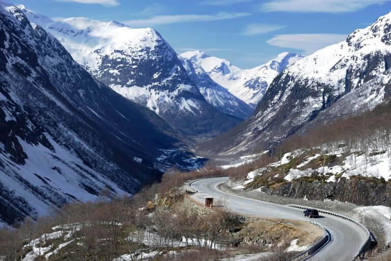 Gamle Strynefjellsveien mountain road in context with the mountain landscape. Photo: Jarle Wæhler / Statens vegvesen.