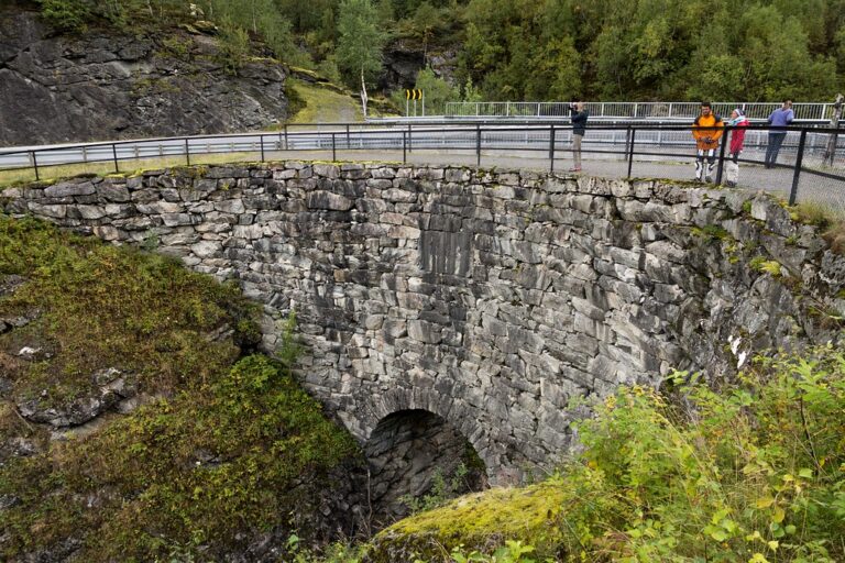 The old Jøl stone bridge from 1883. Photo: Trine Kanter Zerwekh / Statens vegvesen.