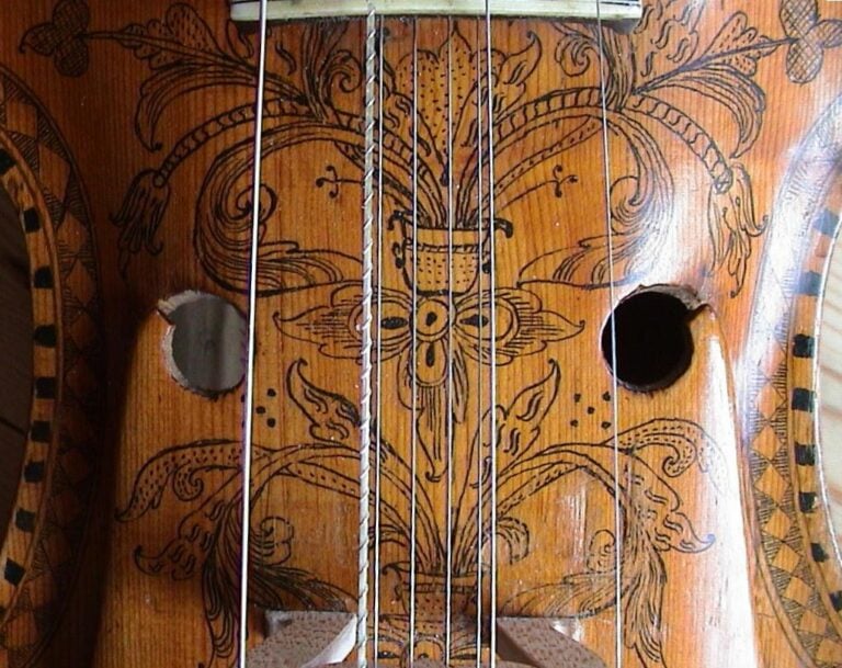 Strings on a Hardanger fiddle. Photo: Frode Inge Helland / Wikipedia.