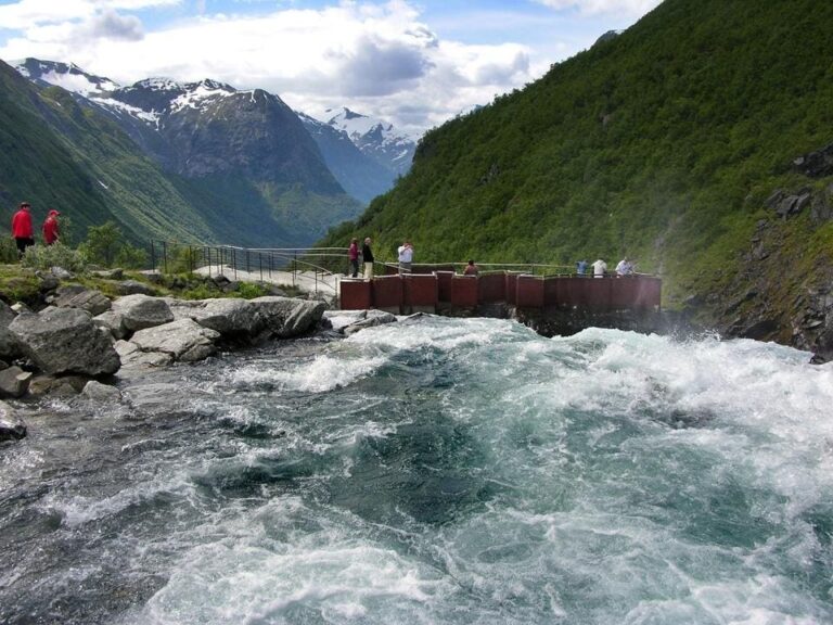 Modern viewpoint at the Videfossen waterfall. Photo: Hege Lysholm / Statens vegvesen.