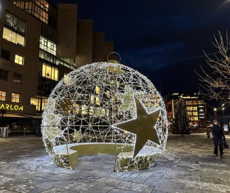 Christmas bauble at Aker Brygge. Photo: David Nikel.