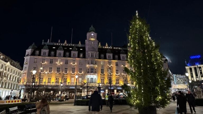 Christmas tree outside Oslo's Grand Hotel. Photo: David Nikel.