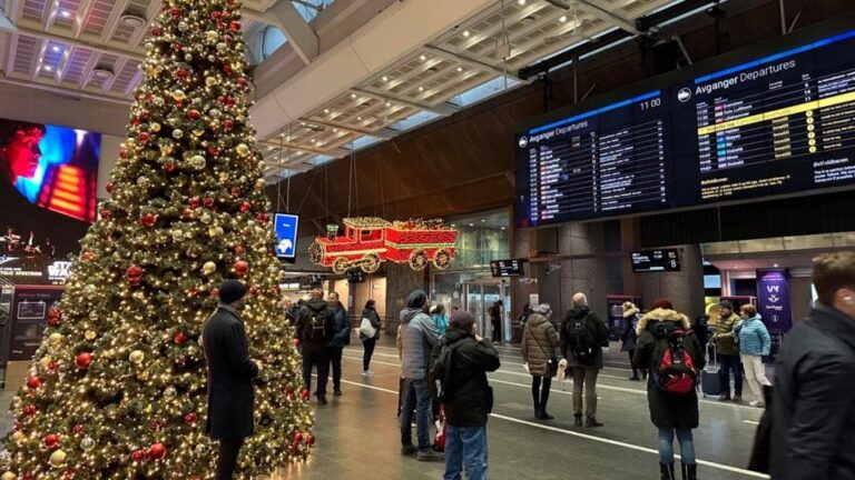Christmas tree in Oslo Central Station. Photo: David Nikel.