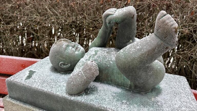 Sculpture dusted with snow in Vigeland Park. Photo: David Nikel.