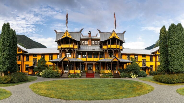 The fairytale-like frontage of the historic Dalen Hotel in Telemark, Norway. Photo: makasana photo / Shutterstock.com.