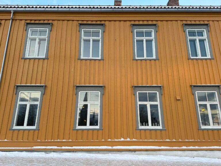 Yellow, wooden building in Ila, Trondheim. Photo: David Nikel.