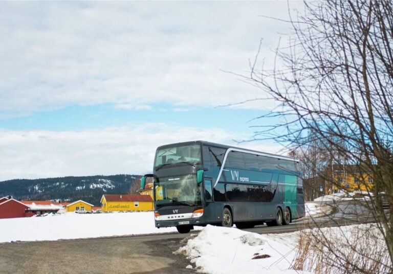 Double-decker Vy Express bus in the winter. Photo: Mads Kristiansen / Vy.