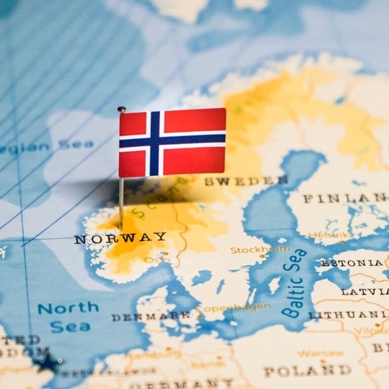 Flag of Norway pinned in to a map.