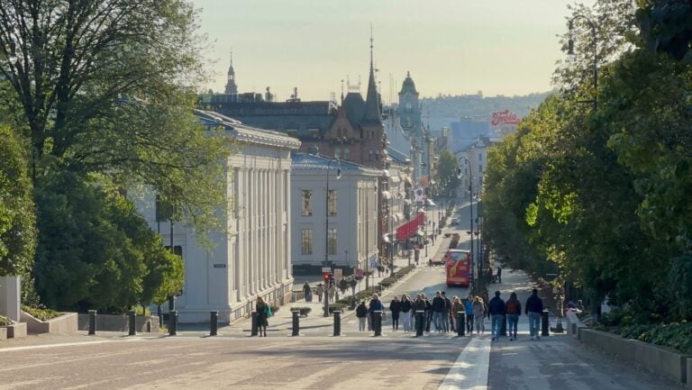 Karl Johans Gate i Oslo, Norge.  Foto: David Nikel.