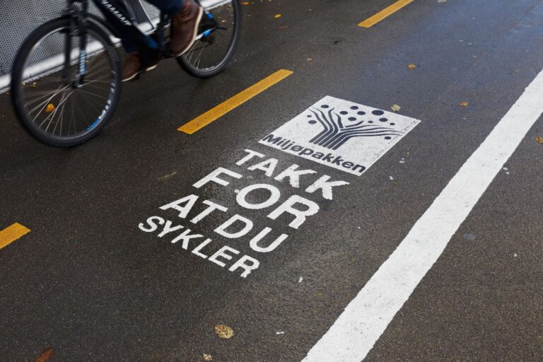 Cycling lane sign in Trondheim, Norway. Photo: Roland Magnusson / Shutterstock.com.