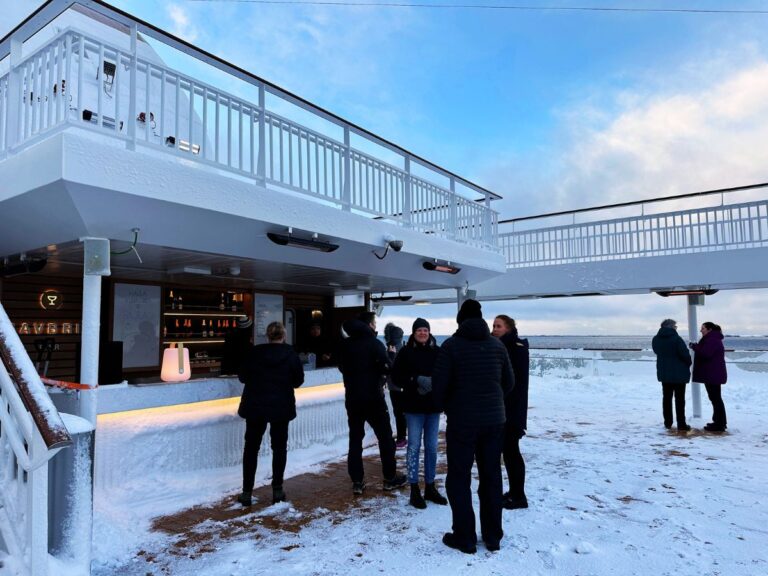 Outdoor bar opposite the hot tubs on Havila Polaris.