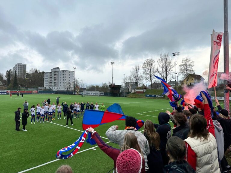 Vålerenga fans and players celebrating a win at Brann in 2023. Photo: David Nikel.
