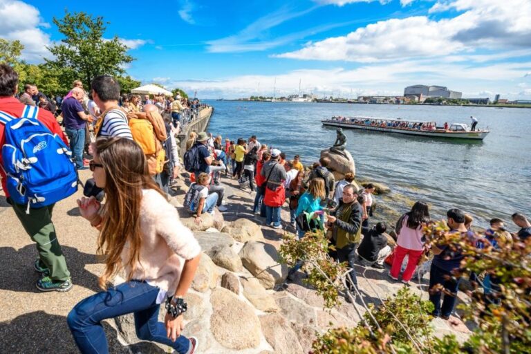 Crowds in Copenhagen looking at the Little Mermaid. Photo: A. Aleksandravicius / Shutterstock.com.