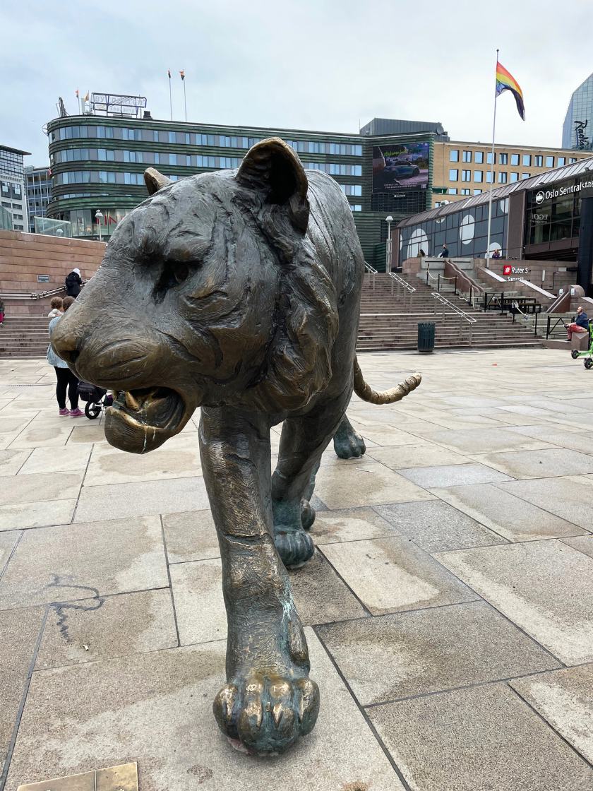 The tiger statue on Jernbanetorget outside Oslo Central Station. Photo: David Nikel.