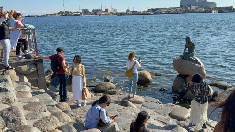 Crowds looking at the Little Mermaid sculpture. Photo: David Nikel.
