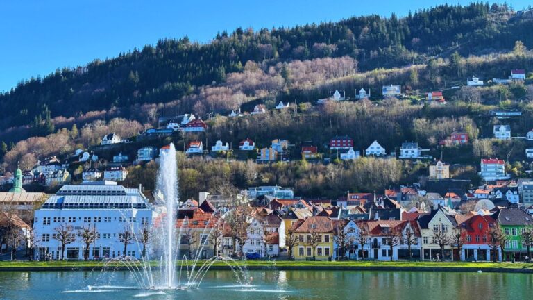 The lake and fountain at the heart of Bergen. Photo: David Nikel.