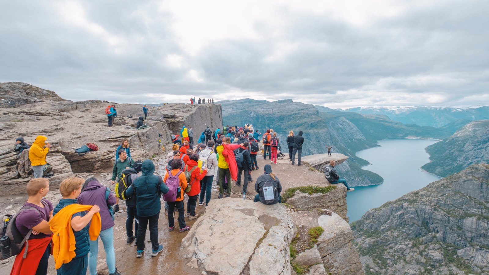 Crowds hiking at Trolltunga in Norway. Photo: savanterpro / Shutterstock.com.