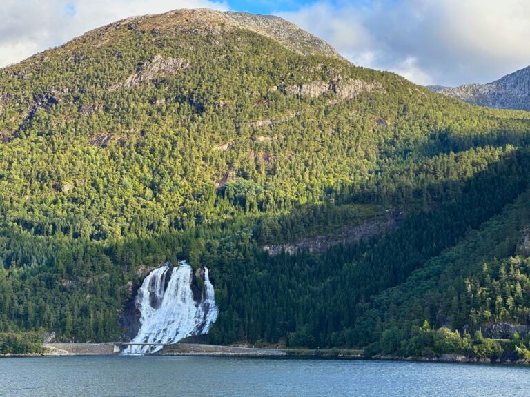 Furebergsfossen waterfall in context with the surrounding landscape. Photo: David Nikel.