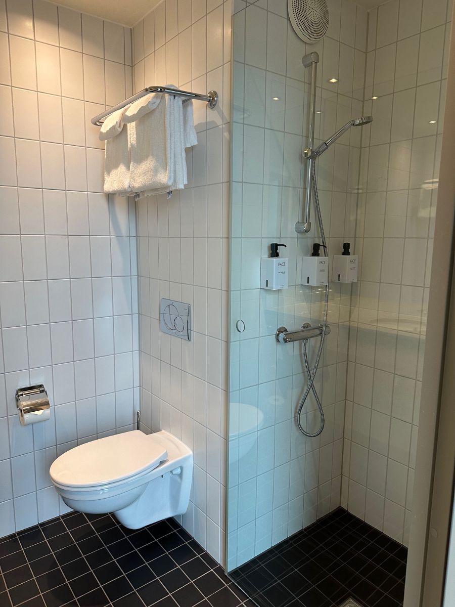 Bathroom in the guest room at Scandic Stavanger Airport hotel. Photo: David Nikel.