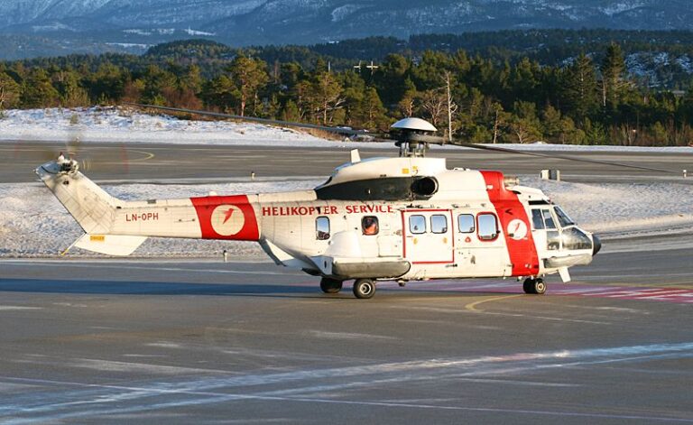 A similar Super Puma operated by Helikopter Service. Photo: KS-U92 / Wikipedia CC.
