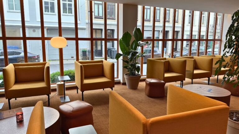Spacious lounge in Ålesund's Hotel Noreg. Photo: David Nikel.