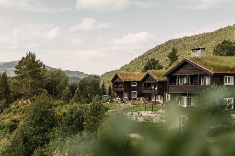 Exterior of Storfjord Hotel. Photo: Maroy Klouda/62Nord.
