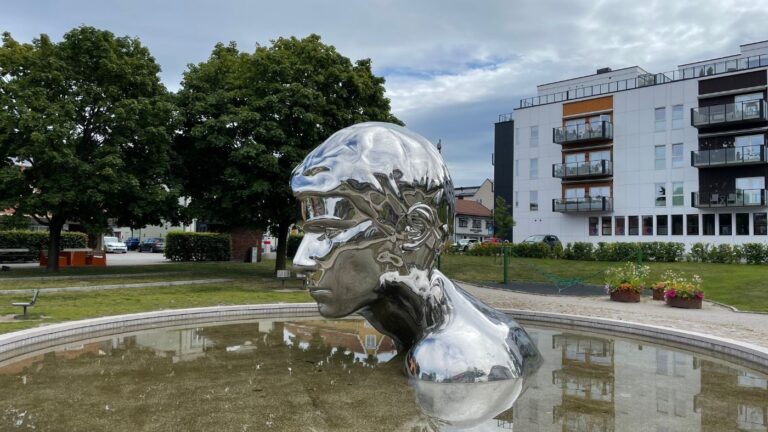Sculpture and water feature in Sarpsborg. Photo: David Nikel.