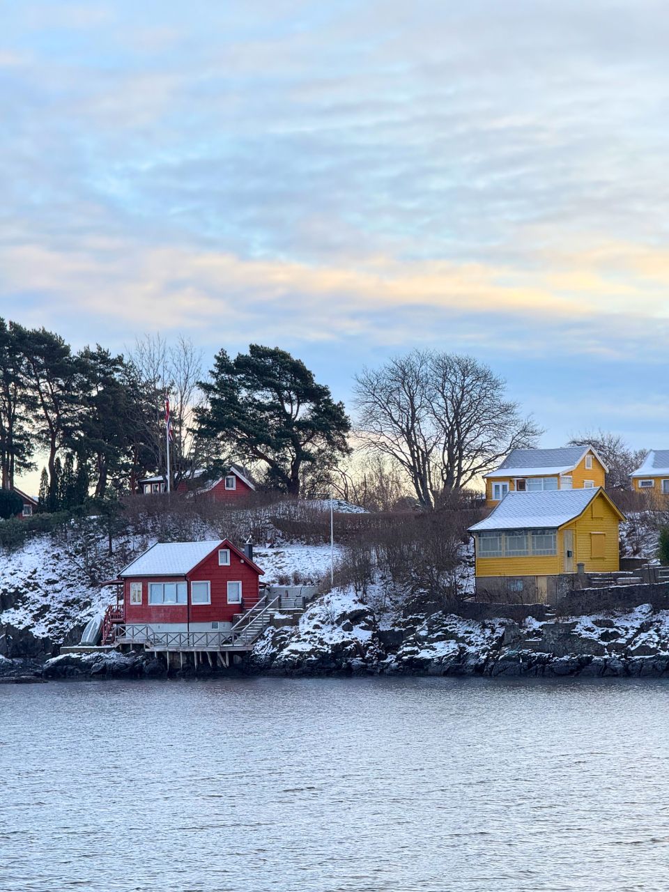 Red and yellow houses on an Oslofjord island. Photo: David Nikel.