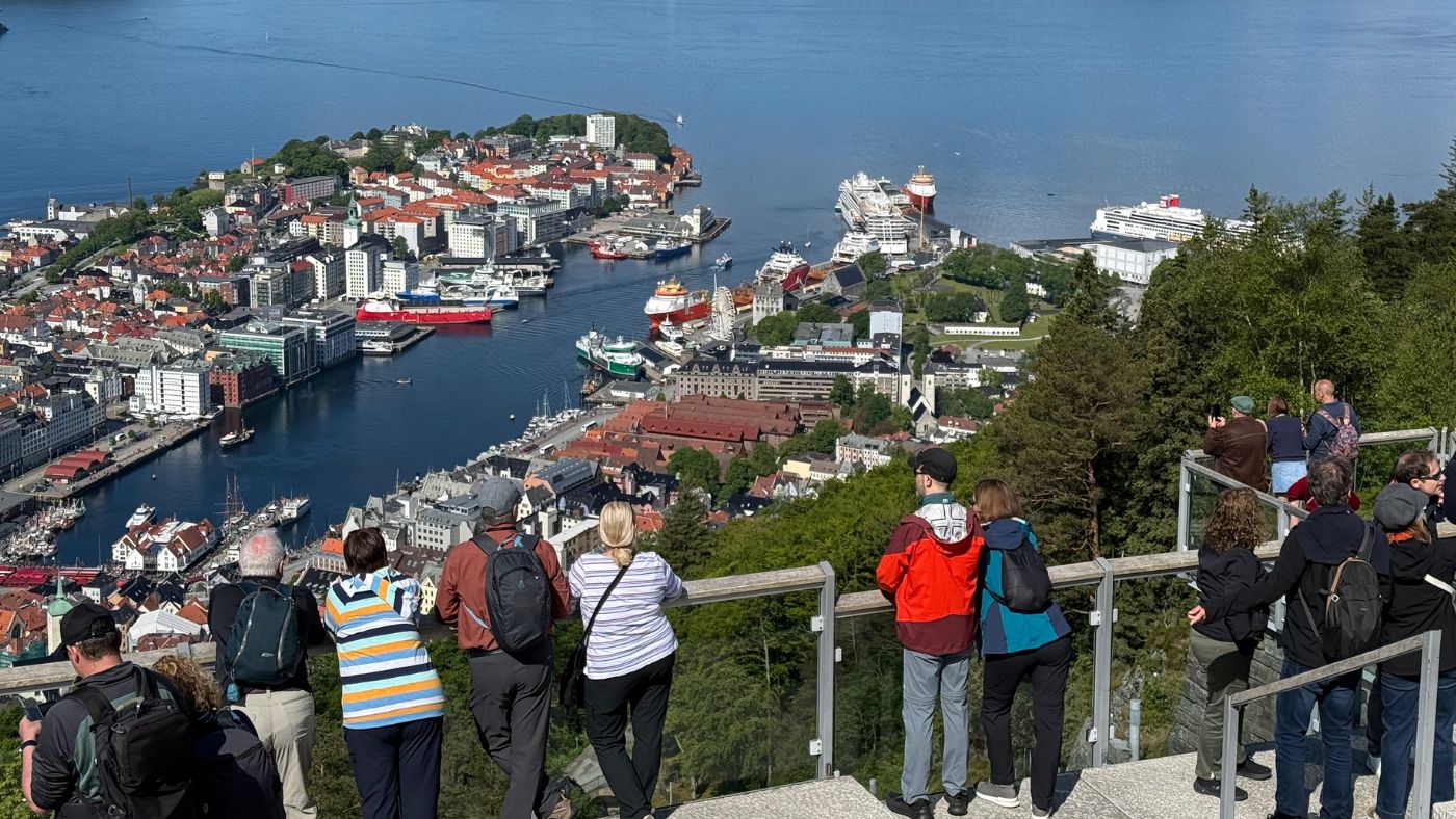 Tourists at Fløyen in Bergen. Photo: David Nikel.